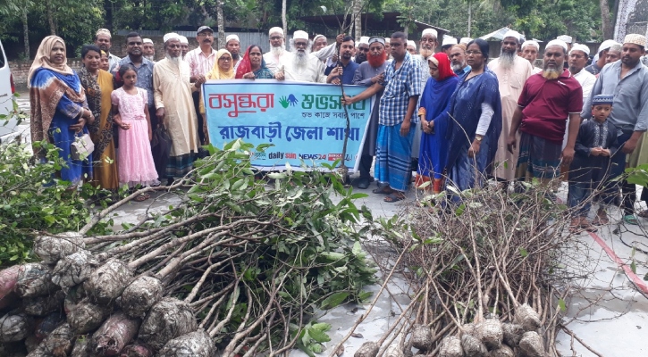 বসুন্ধরা শুভসংঘের উদ্যোগে রাজবাড়ীতে চারা বিতরণ